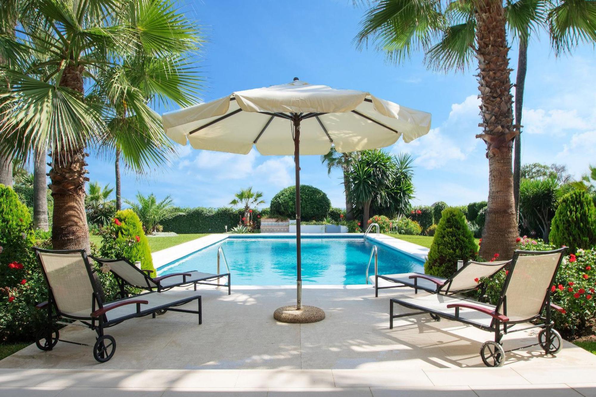 Villa 1072 Beachfront El Paraiso Retreat With Pool & Bbq Estepona